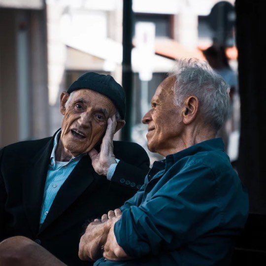 Close de dois idosos em bate-papo