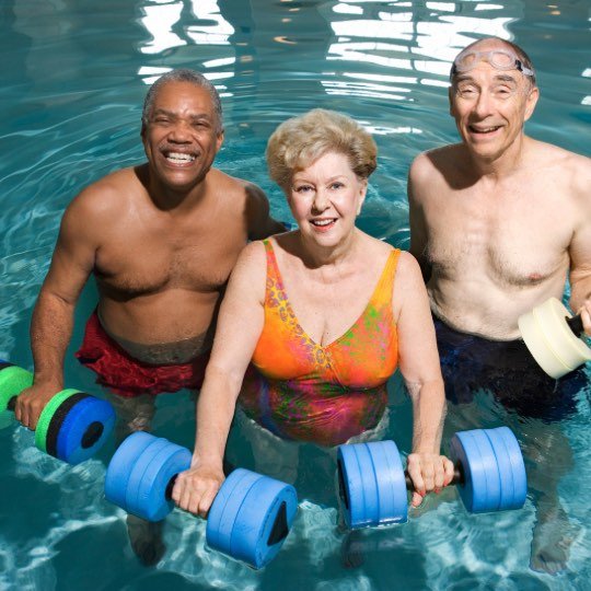 Três idosos dentro da piscina se exercitando
