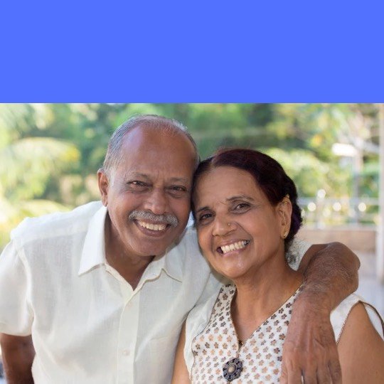 Casal posando abraçado e feliz