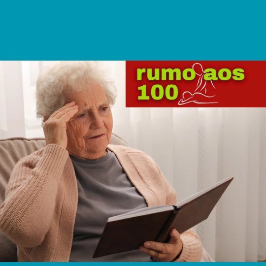 Idosa sentada e tentando lembrar de algo