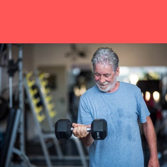 Idoso se exercitando em academia