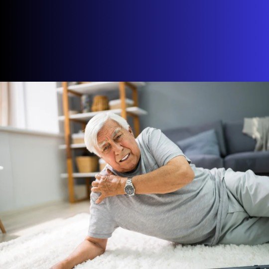 Idoso deitado no chão com dores no ombro