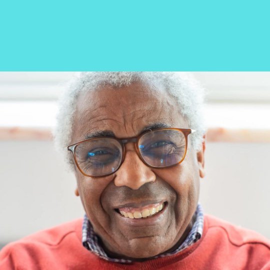 Idoso sorrindo para a câmera
