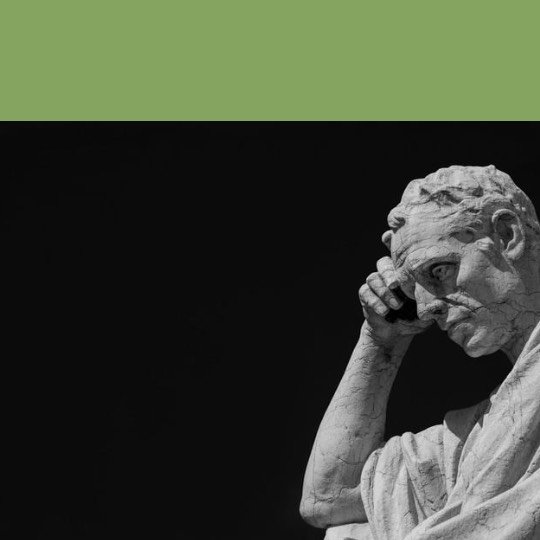 Estátua em pose de reflexão