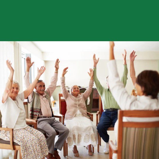 Grupo de idosos em sala de aula confraternizando