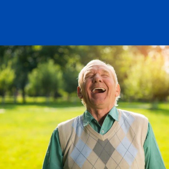 Idoso feliz em gargalhada