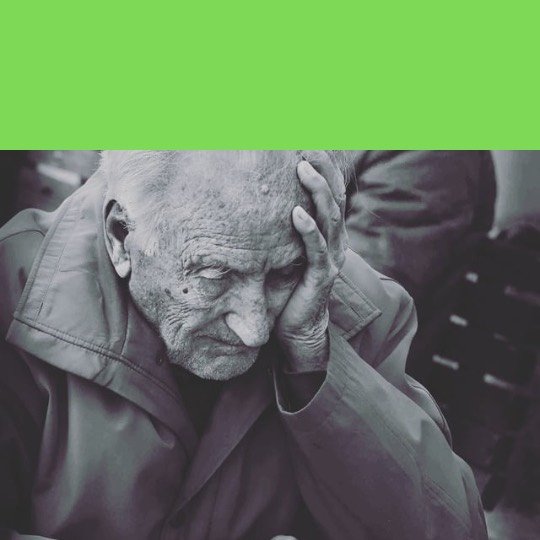 Idoso triste com as mãos na cabeça