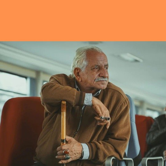 Idoso sentado em transporte público