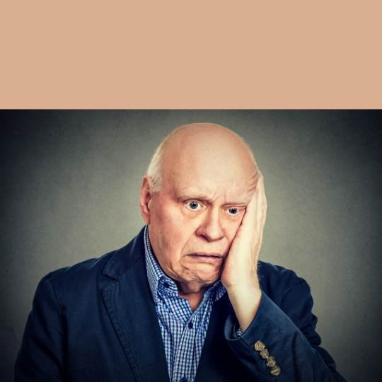 Idoso preocupado com as mãos na cabeça