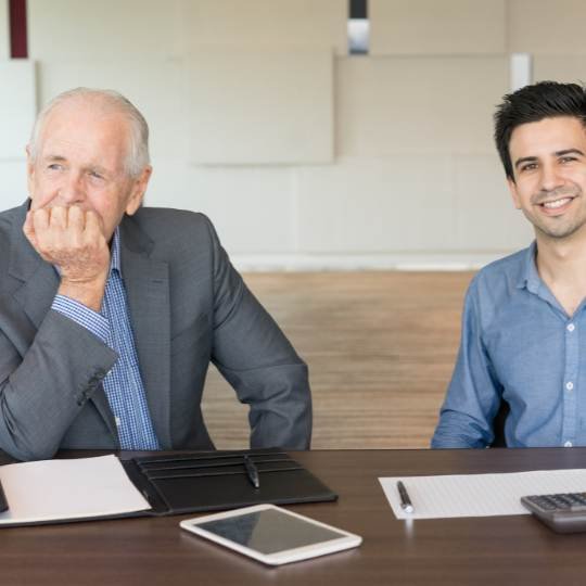 Um idoso e um jovem no escritório