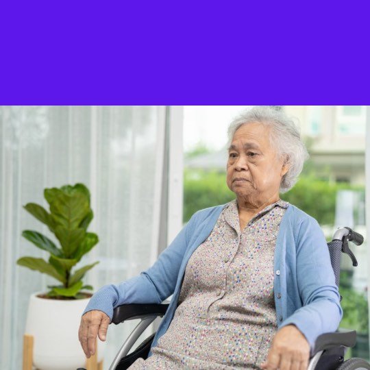 Idosa sozinha sentada na cadeira