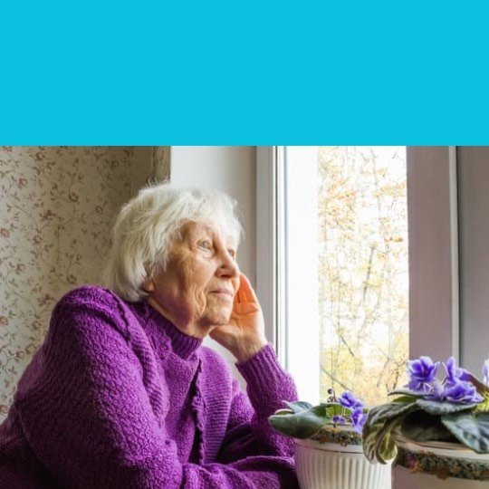 Idosa triste sozinha e pensativa na janela