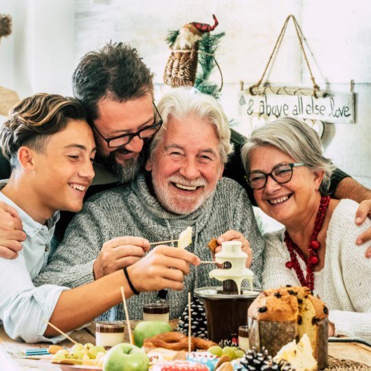 Idoso sendo festejado pela família