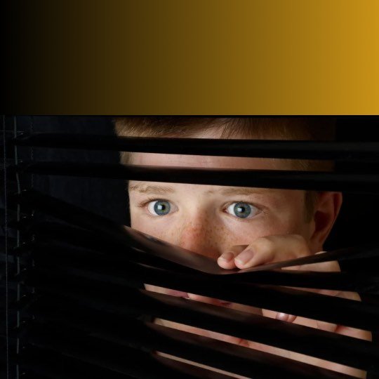 Um homem olhando pelas frestas da janela