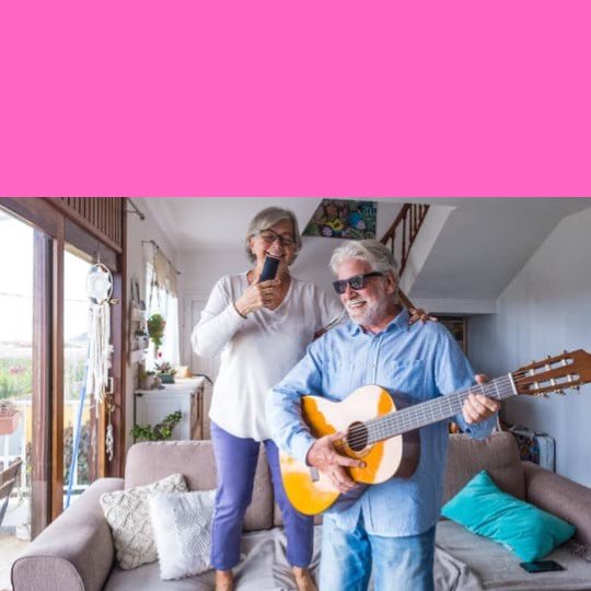 Casal feliz tocando violão