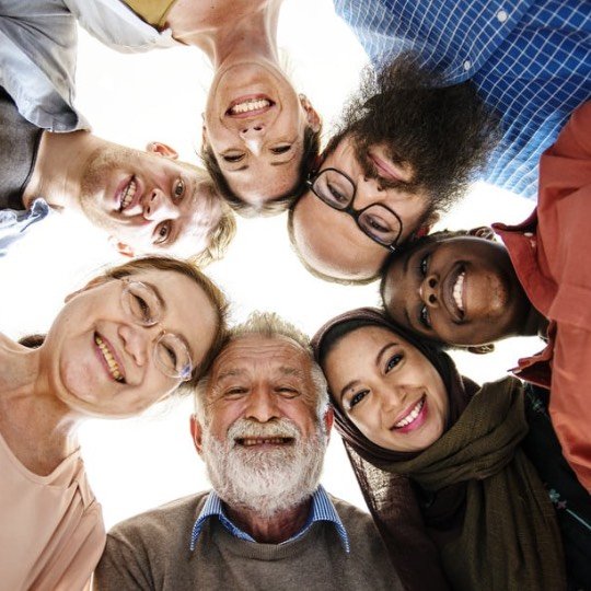 Grupo de pessoas em pose feliz para foto