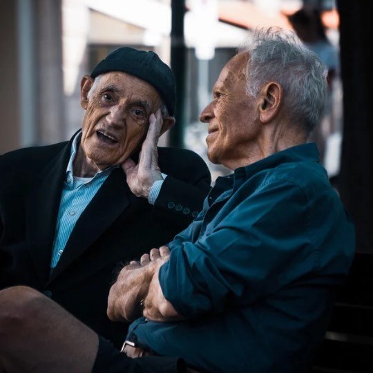 Amigos idosos conversando