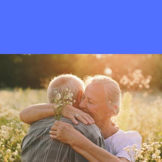 Casal de idosos se abraçando