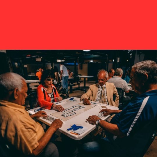 Idosos jogando um jogo de mesa