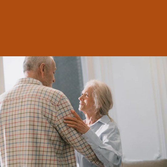 Casal de idosos dançando